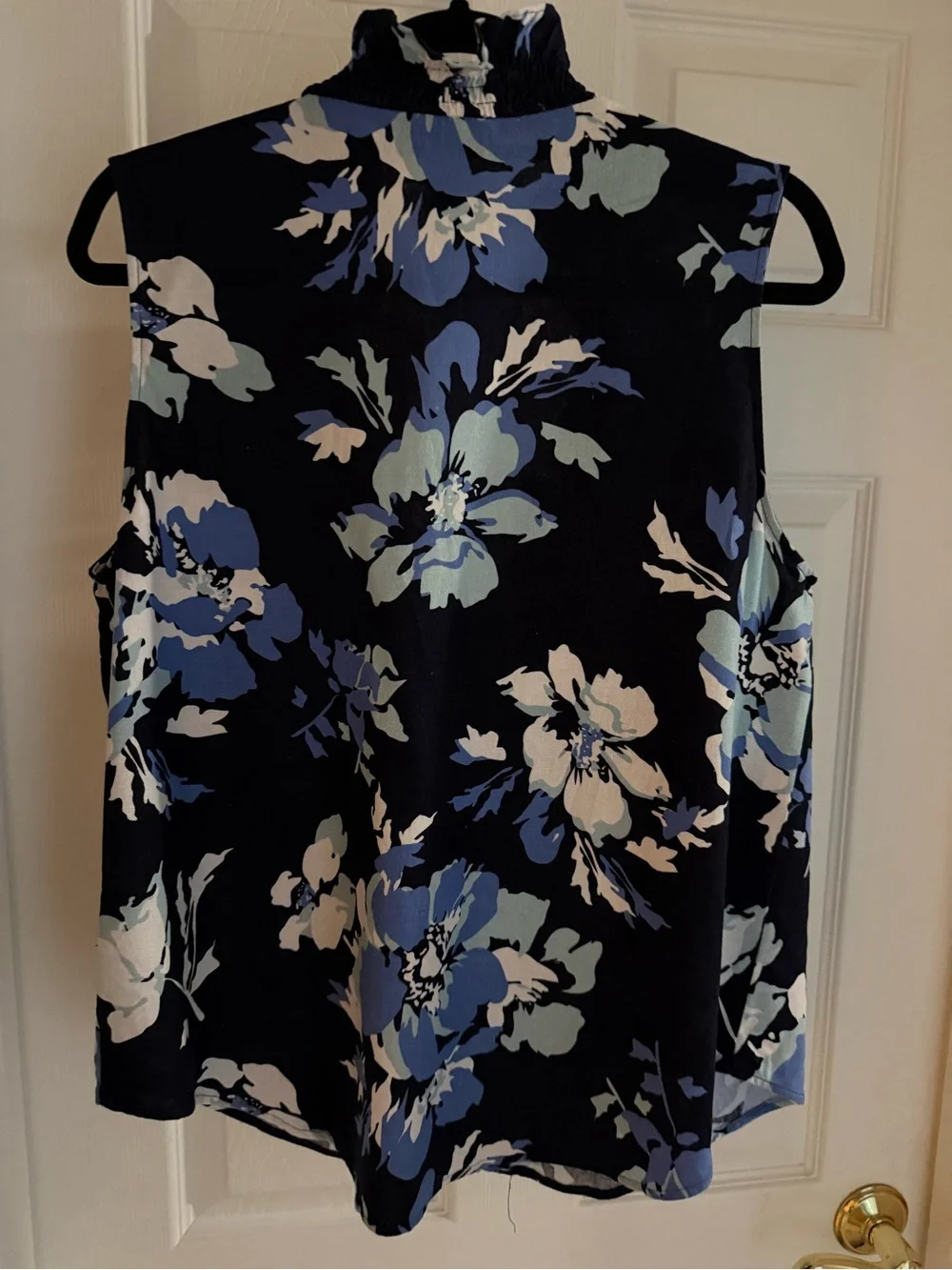 Ellen Tracy Navy Sleeveless Floral Ruffled V-Neck Button Front Top